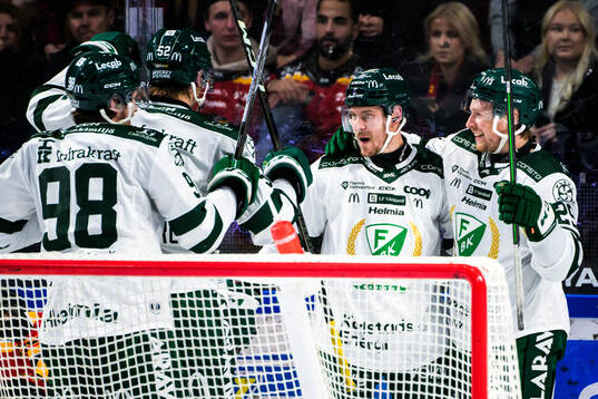 Färjestads Joel Kellman jublar med lagkamrater