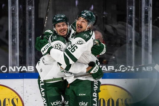 Färjestads Joakim Nygård och David Tomasek jublar