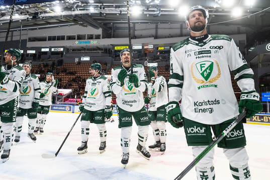 Färjestads David Tomasek och Henrik Björklund jublar