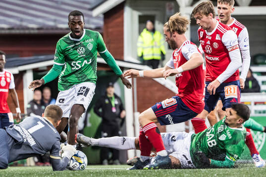 Brages Adil Titi och Sandvikens IFs målvakt Felix