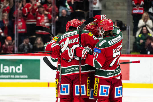 MoDos Riley Woods jublar med lagkamrater