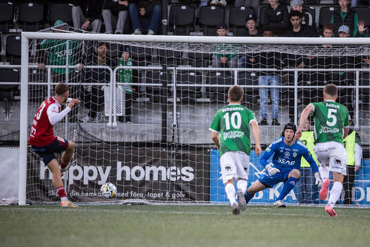 Sandvikens IFs Emil Engqvist gör 1-2 på straff