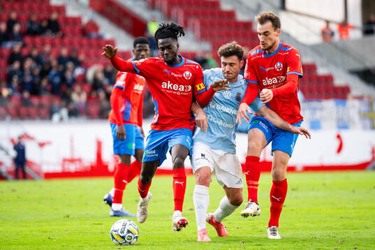 Helsingborgs Benjamin Acquah och Adam Hellborg mot Gefles