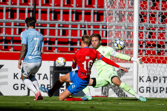 Helsingborgs målvakt Kalle Joelsson gör räddning på