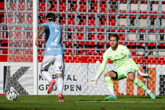 Helsingborgs målvakt Kalle Joelsson mot Gefles Adrian