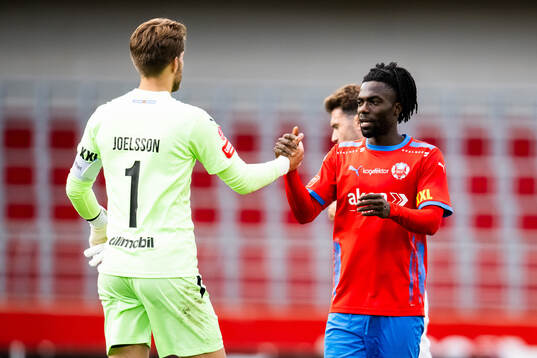 Helsingborgs målvakt Kalle Joelsson och Benjamin Acquah