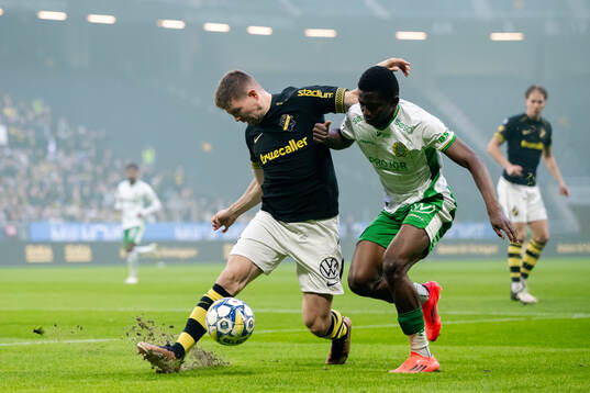 AIKs Mads Døhr Thychosen och Hammarbys Bouzomana Toure