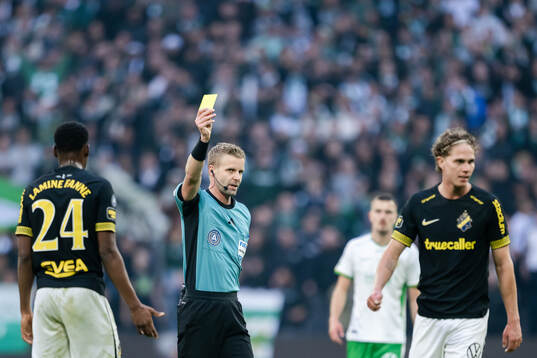 AIKs Mouhamed Lamine Fanne Dabo får en varning av domare