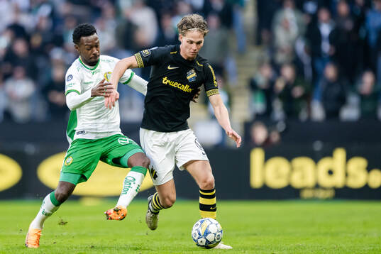 Hammarbys Bouzomana Toure och AIKs Onni Valakari