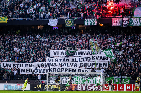Hammarbys supportar med en banderoll