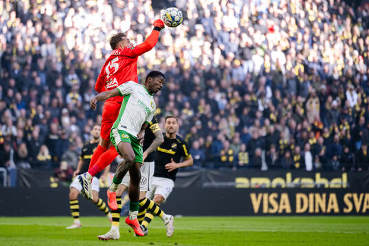 AIKs målvakt Kristoffer Nordfeldt och Hammarbys Bouzomana