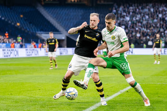 AIKs John Guidetti och Hammarbys Pavle Vagic