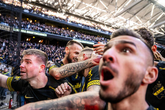 AIKs Alexander Milosevic och John Guidetti jublar