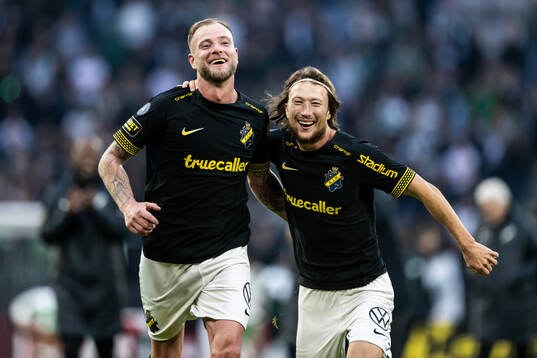 AIKs John Guidetti och Axel Björnström jublar