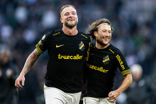 AIKs John Guidetti och Axel Björnström jublar