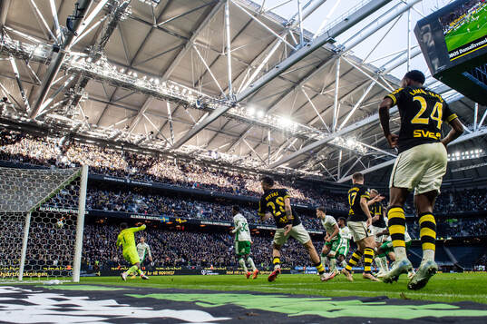 AIKs John Guidetti gör 1-0 på Hammarbys målvakt Warner