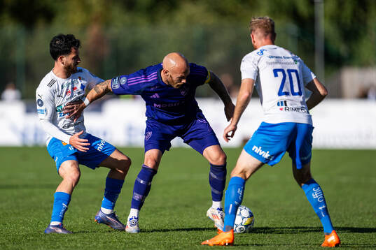 Värnamos Marco Bustos och Djurgårdens Magnus Eriksson