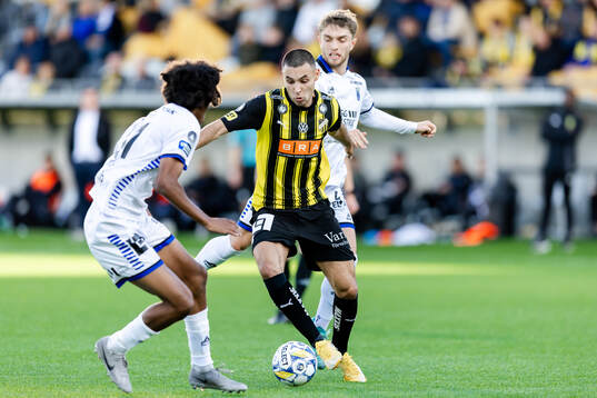 Häckens Ali Youssef i en kamp mot Sirius Malcolm Jeng och