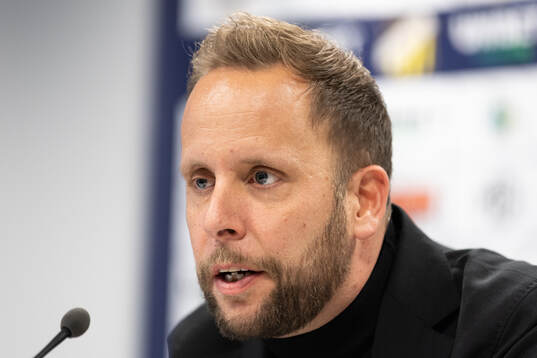 Häckens tränare Joop Oosterveld på presskonferensen