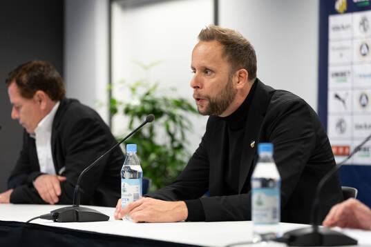 Häckens tränare Joop Oosterveld på presskonferensen