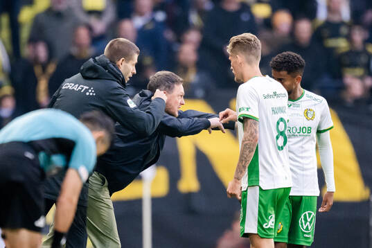 Hammarbys tränare Kim Hellberg i samtal med Fredrik Hammar