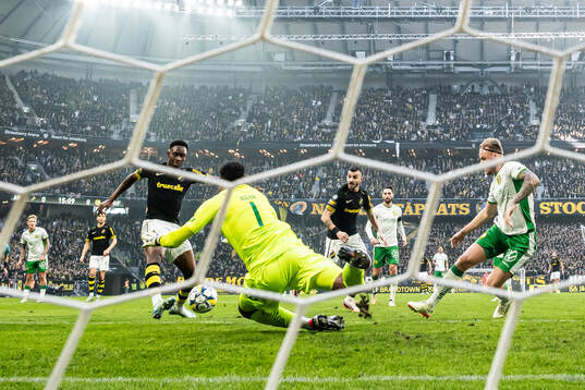AIKs Mouhamed Lamine Fanne Dabo och Hammarbys målvakt