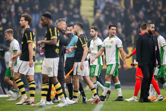 Hammarbys Jusef Erabi lämnar planen i samband med ett