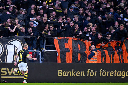 AIKs John Guidetti jublar med supportrar