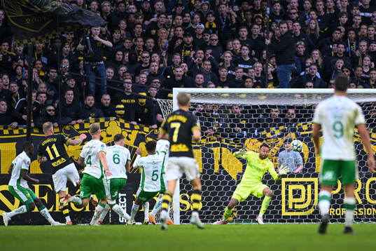 AIKs John Guidetti gör 1-0 bakom Hammarbys målvakt Warner