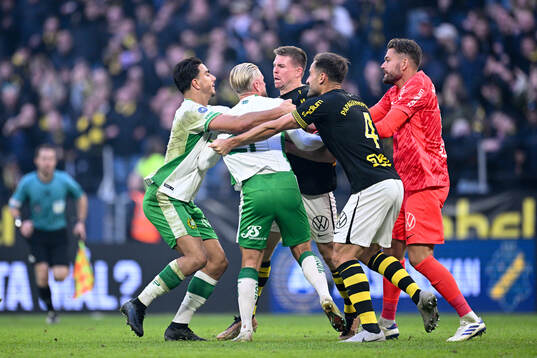 Hammarbys Simon Strand och AIKs Mads Døhr Thychosen
