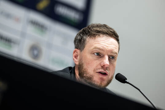 Hammarbys tränare Kim Hellberg vid en presskonferens