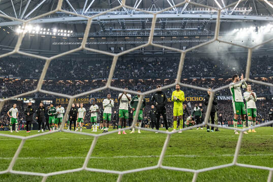 Hammarbys spelare är framme och tackar sina supportar