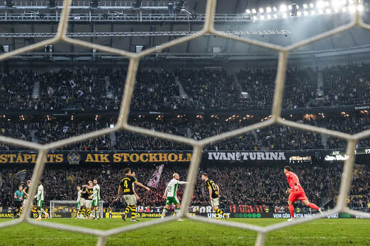 Ett bråk mellan Simon Strand och AIKs Mads Døhr Thychosen