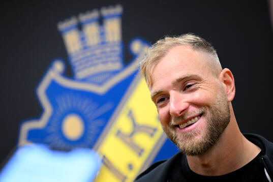AIKs John Guidetti i mixade zonen