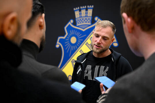 AIKs John Guidetti i mixade zonen