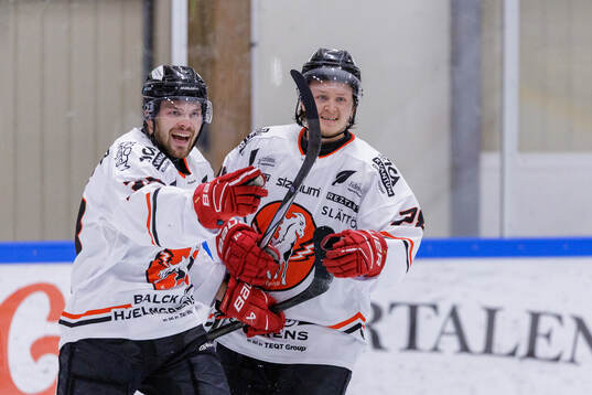 Vita Hästens David Ojamäe jublar