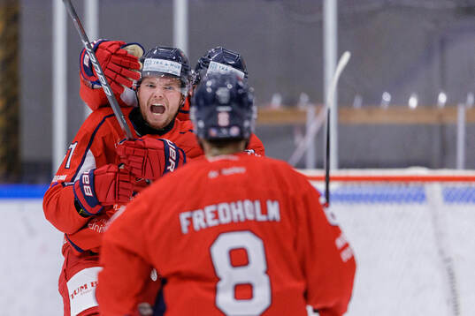 Hanhals Kings IFs Kasper Bäckström jublar