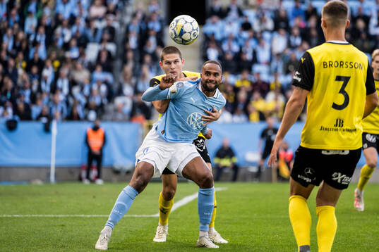 Malmö FFs Isaac Kiese Thelin och Mjällbys Rasmus Wikström