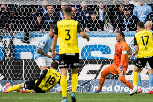Mjällbys Jacob Bergström och Malmö FFs målvakt Johan