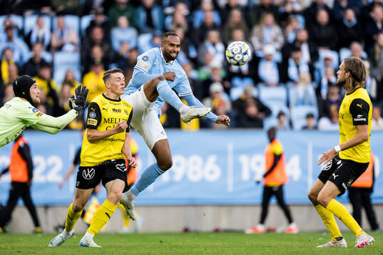 Malmö FFs Isaac Kiese Thelin gör 2-0 bakom Mjällbys