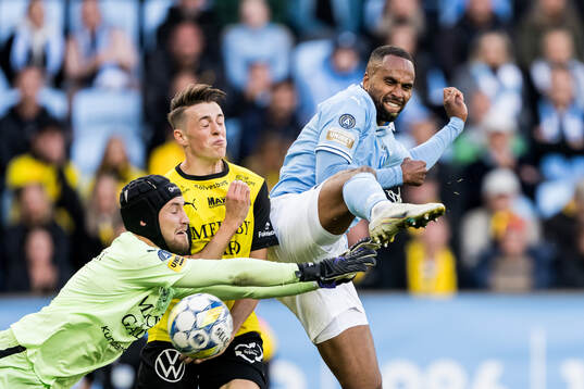 Malmö FFs Isaac Kiese Thelin gör 2-0 bakom Mjällbys