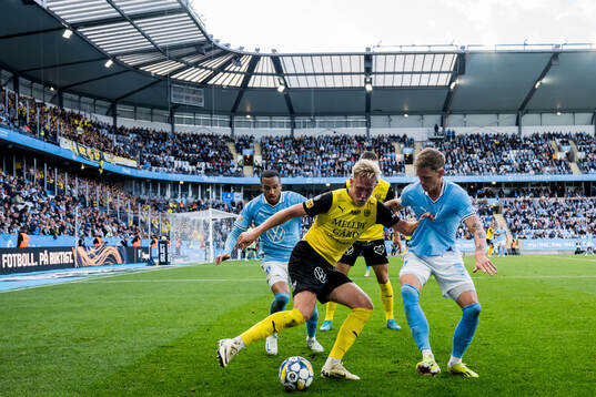 Mjällbys Herman Johansson i en kamp mot Malmö FFs Martin
