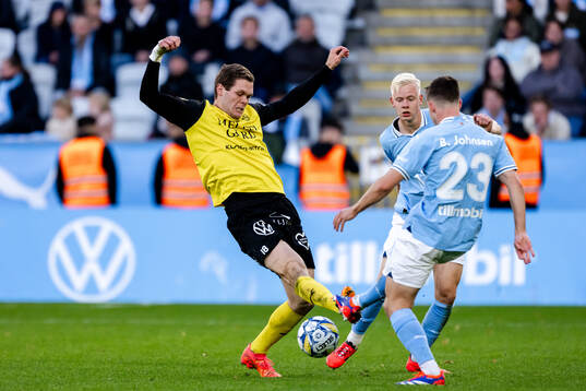 Mjällbys Jacob Bergström i en kamp mot Malmö FFs Lasse