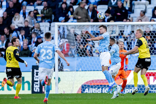 Malmö FFs Colin Rösler och Mjällbys Herman Johansson