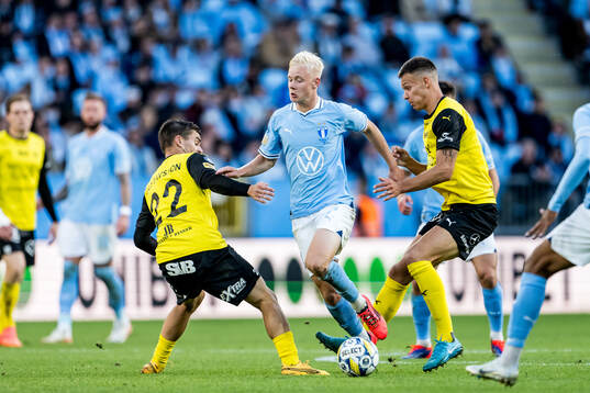 Malmö FFs Otto Rosengren i en kamp mot Mjällbys Jesper