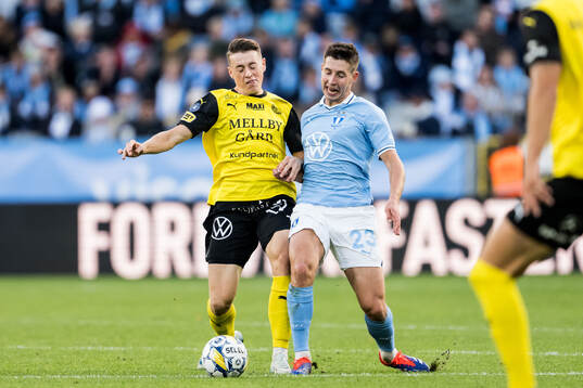 Mjällbys Elliot Stroud och Malmö FFs Lasse Berg Johnsen