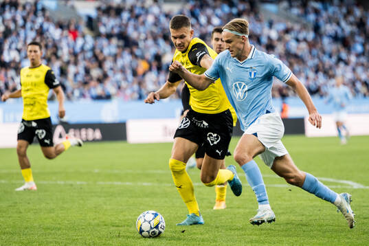 Malmö FFs Erik Botheim och Mjällbys Rasmus Wikström