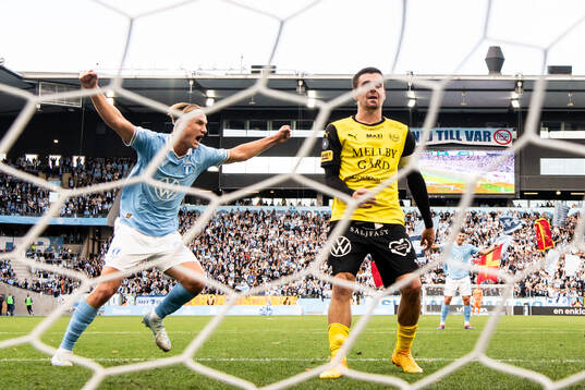 Malmö FFs Erik Botheim jublar och Mjällbys Jesper