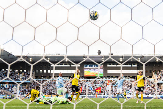 Malmö FFs Isaac Kiese Thelin gör 2-0 bakom Mjällbys