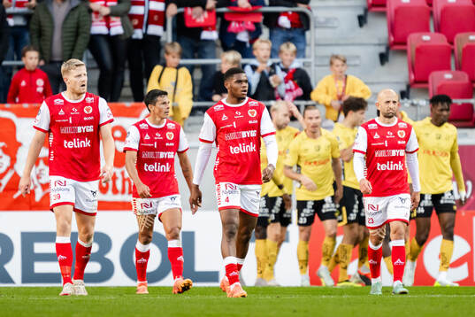 Kalmars Lars Saetra , Vince Osuji och Robert Gojani deppar